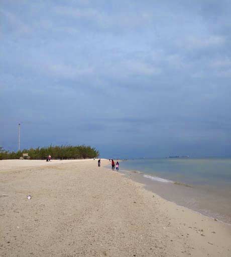 Pantai Pasir Putih Remen