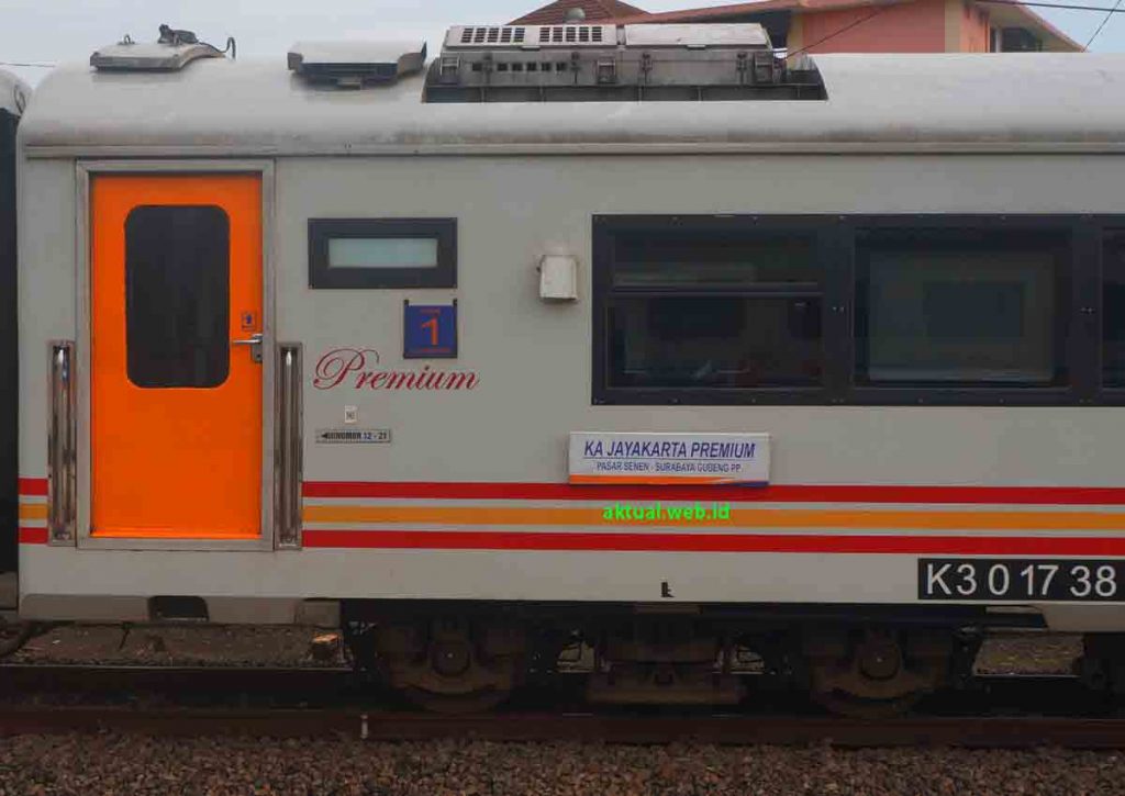 Gambar Kereta Api Jayakarta Premium
