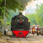 Jalur Kereta Api Yang Membelah Jalan Raya Kota Solo